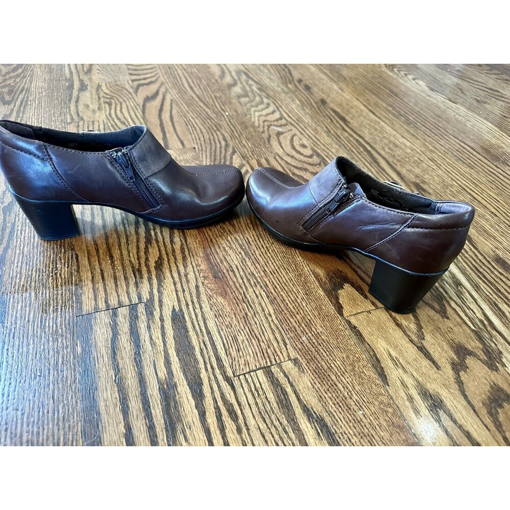 Clarks Bendables Woman Size 6.5 Bootie Slip On Leather Brown Block 2.5" Heel - Picture 3 of 7